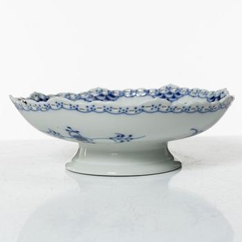 Royal Copenhagen, a set of five porcelain service pieces, 'Musselmalet' / 'Blue Fluted, Denmark.
