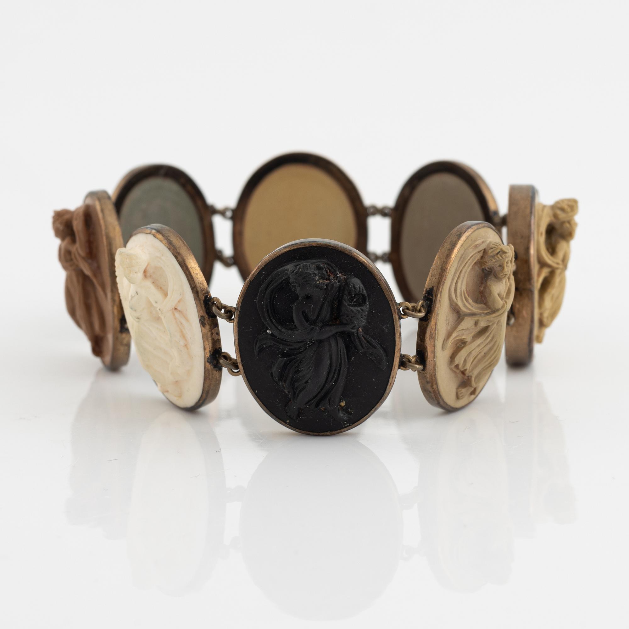 Armband och brosch med lavacaméer.