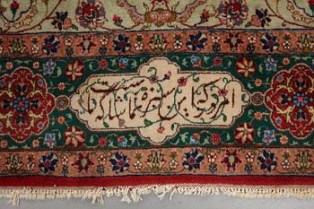 Matto, semi-antique Tabriz, signed ca 335,5 x 256,5 - 261,5 cm.