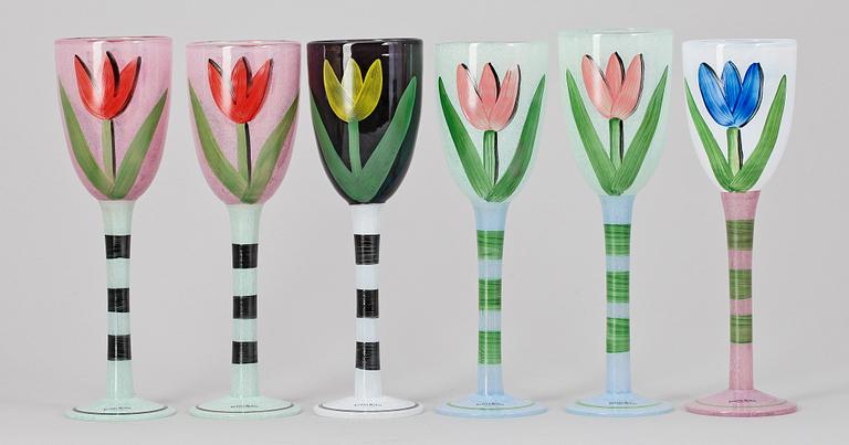 VINGLAS, 6st, glas, handmålade, "Tulipa", Ulrica Hydman Vallien, Kosta Boda, sign samt målarsign ES. 1990-tal.