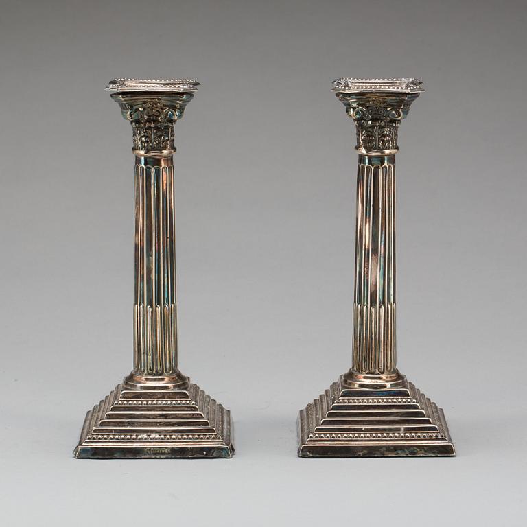 LJUSSTAKAR, ett par, silver, London, England, 1963-64.