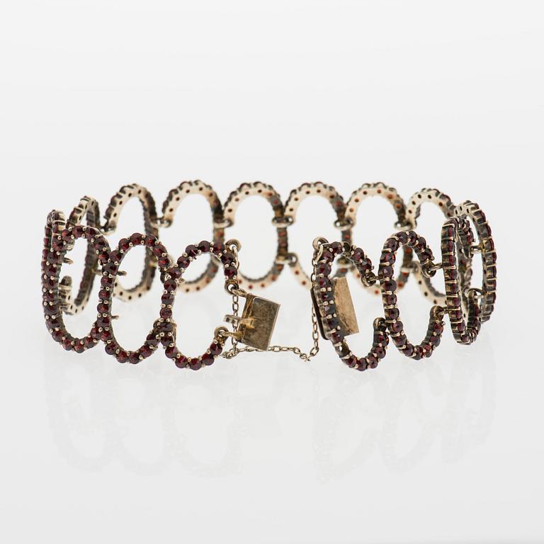 ARMBAND, granater, förgyllt silver. Reino Mikael Valkeinen, Helsingfors 1964.