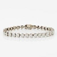 Tennis bracelet 18K white gold with round brilliant-cut diamonds.