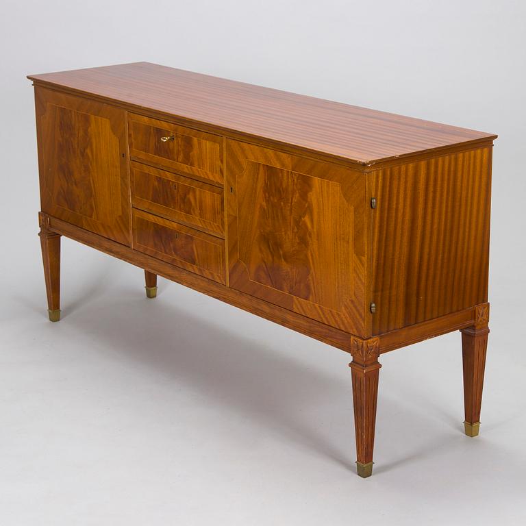 A mid 20th century gustavian style veneered sideboard by Abrahamsons Möbelfabrik AB.