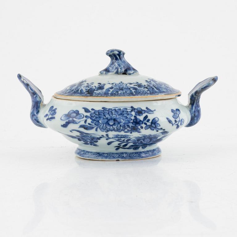 A Chinese bluen and white export porcealin sauce tureen with cover, Qing dynasty, Qianlong (1736-96).