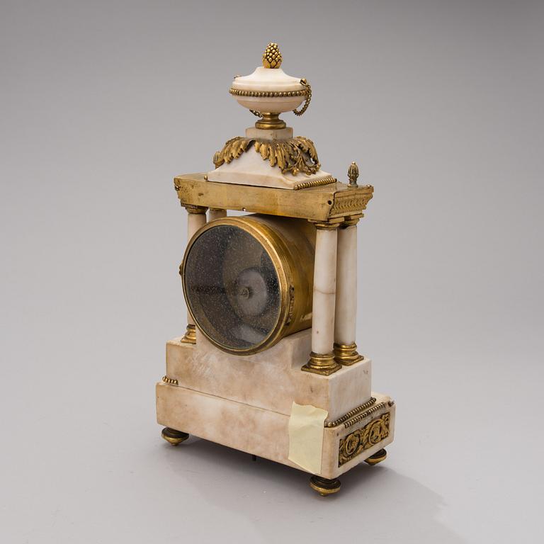 A FRENCH 18TH CENTURY TABLE CLOCK, signed Caron à Paris.