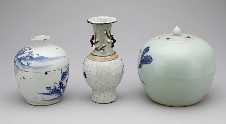LOCKURNA, VAS samt SKÅL med LOCK, porslin, Kina sekelskiftet 1800/1900.