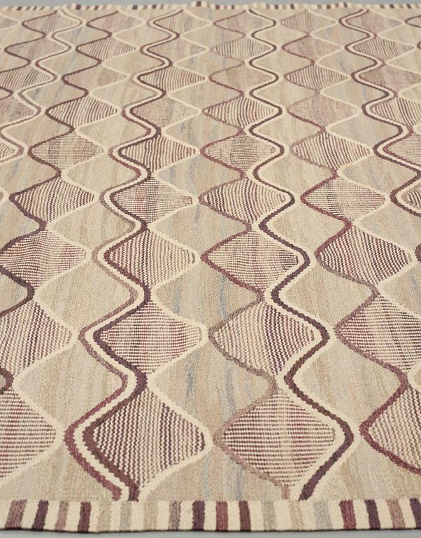 Barbro Nilsson, Matto, "Gråspättan", flat weave, ca 278-282,5 x 248-254 cm, signed AB MMF BN.