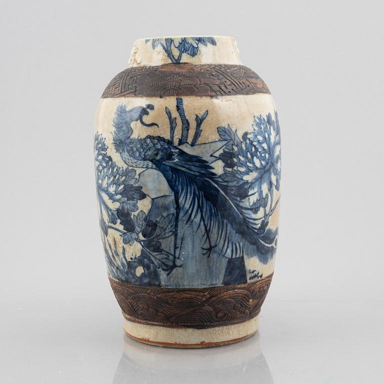 A porcelain vase, China, late Qing dynasty.
