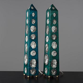 Piero Fornasetti, obelisker / bordslampor, 2 st snarlika, Milano, Italien.