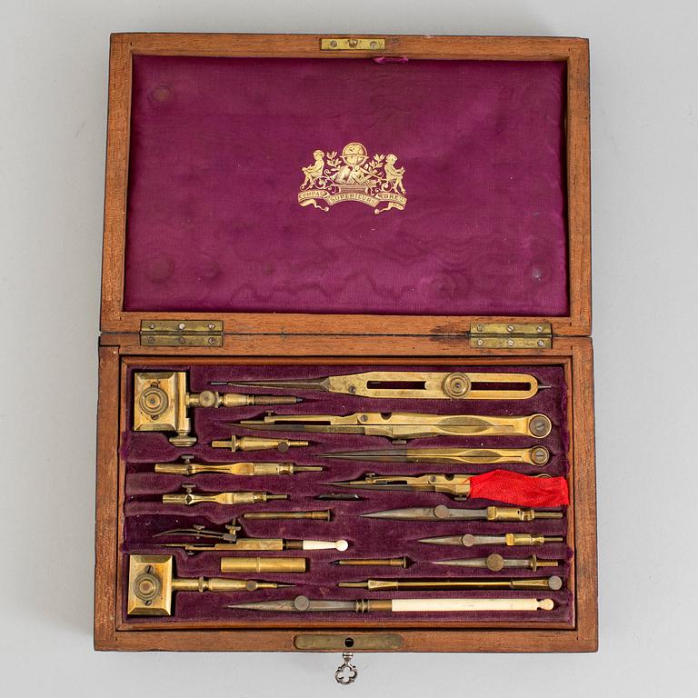 An early 20th century case with enginer drafting tools by Compas Superieurs brevete.