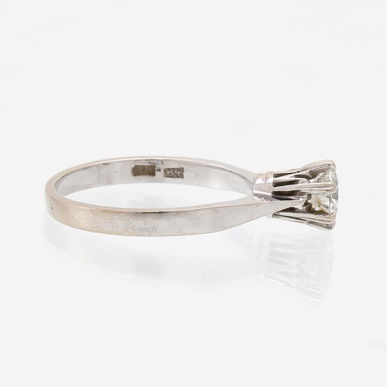 Ring solitär 18K vitguld med en rund briljantslipad diamant.