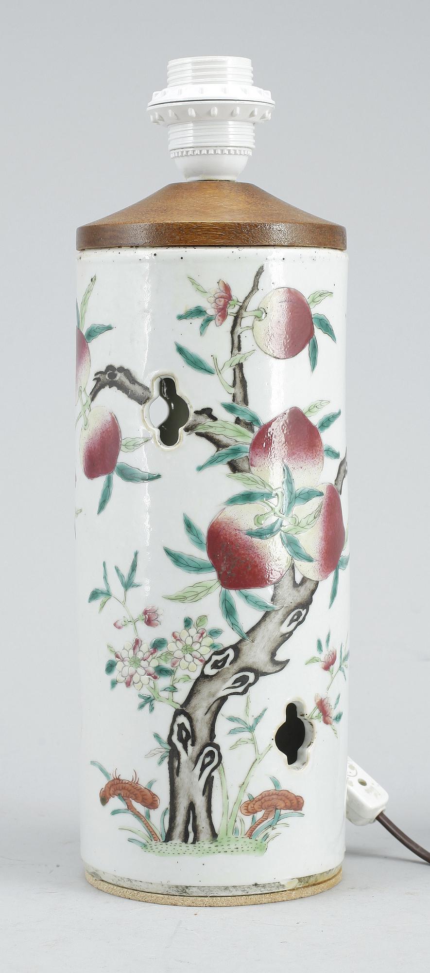 BORDSLAMPA, porslin, Yongzhen-stil, Kina, 1800-tal.