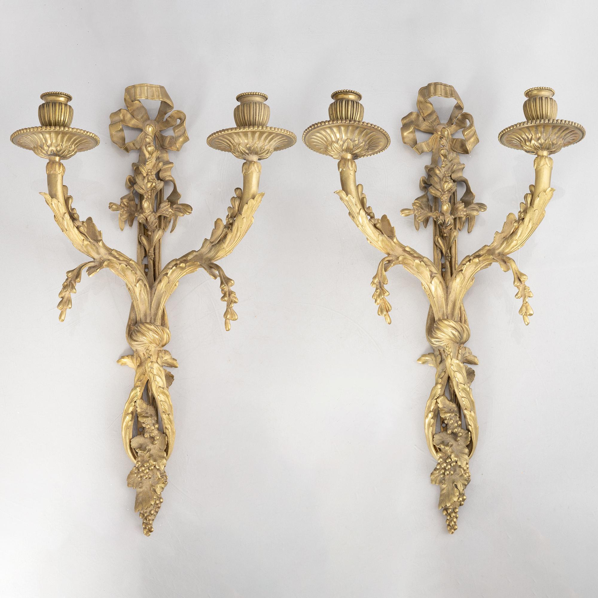 A pair of wall lights, Louis XVI style, early 20th century.