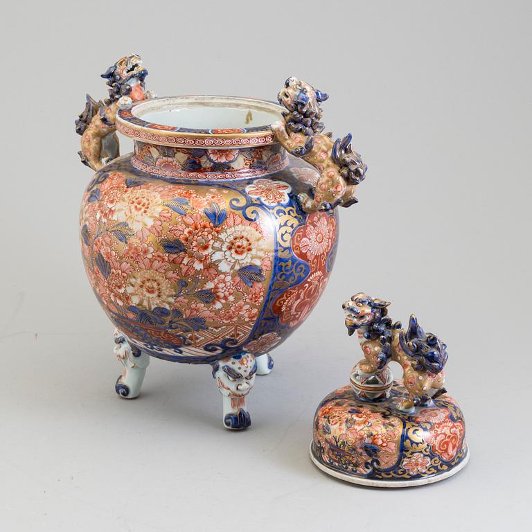 A large Japanese imari incense burner with cover, Meiji period (1868-1912).