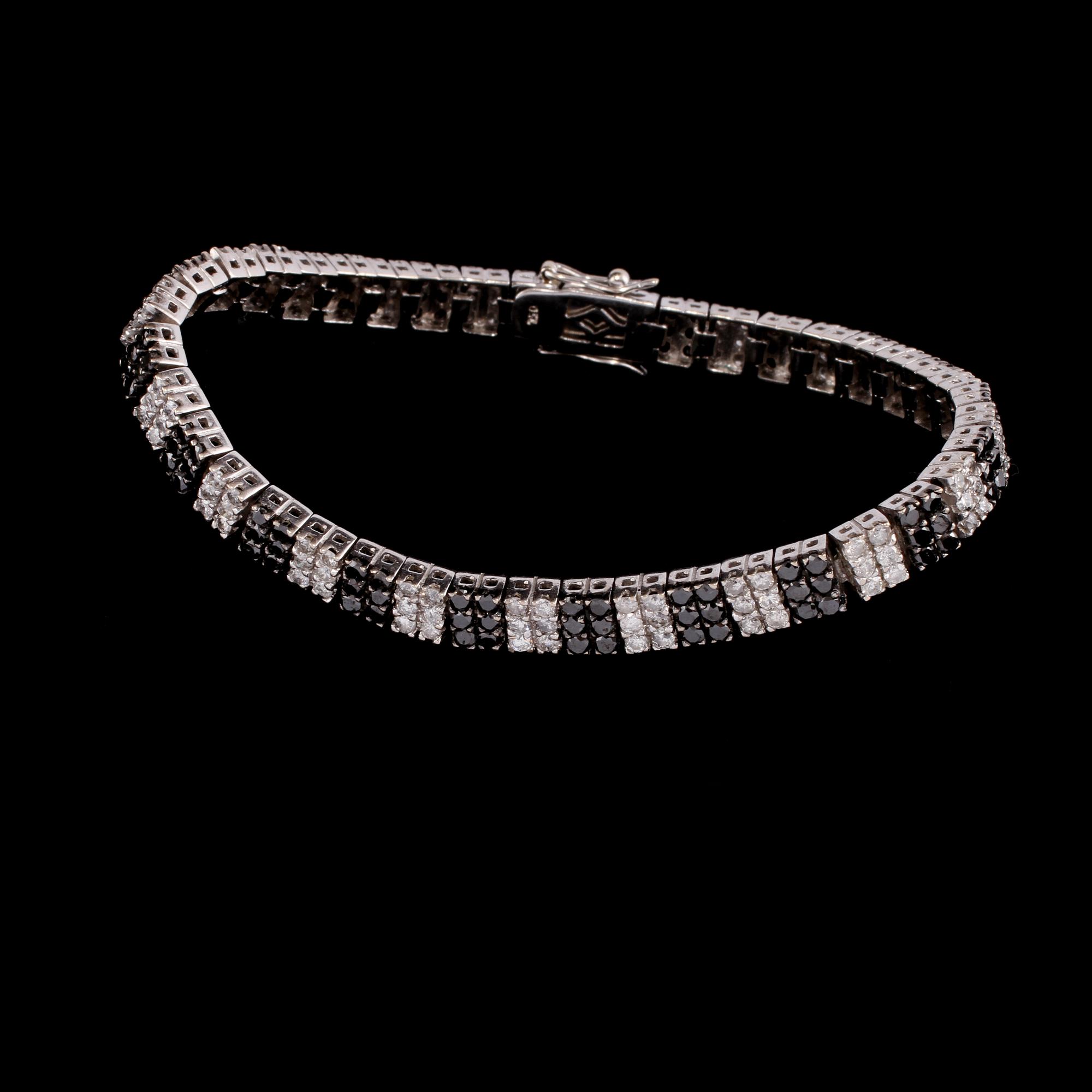 ARMBAND, 18k vitguld med 240 briljantslipade diamanter, totalt 6.19 ct. Vikt 22 g.