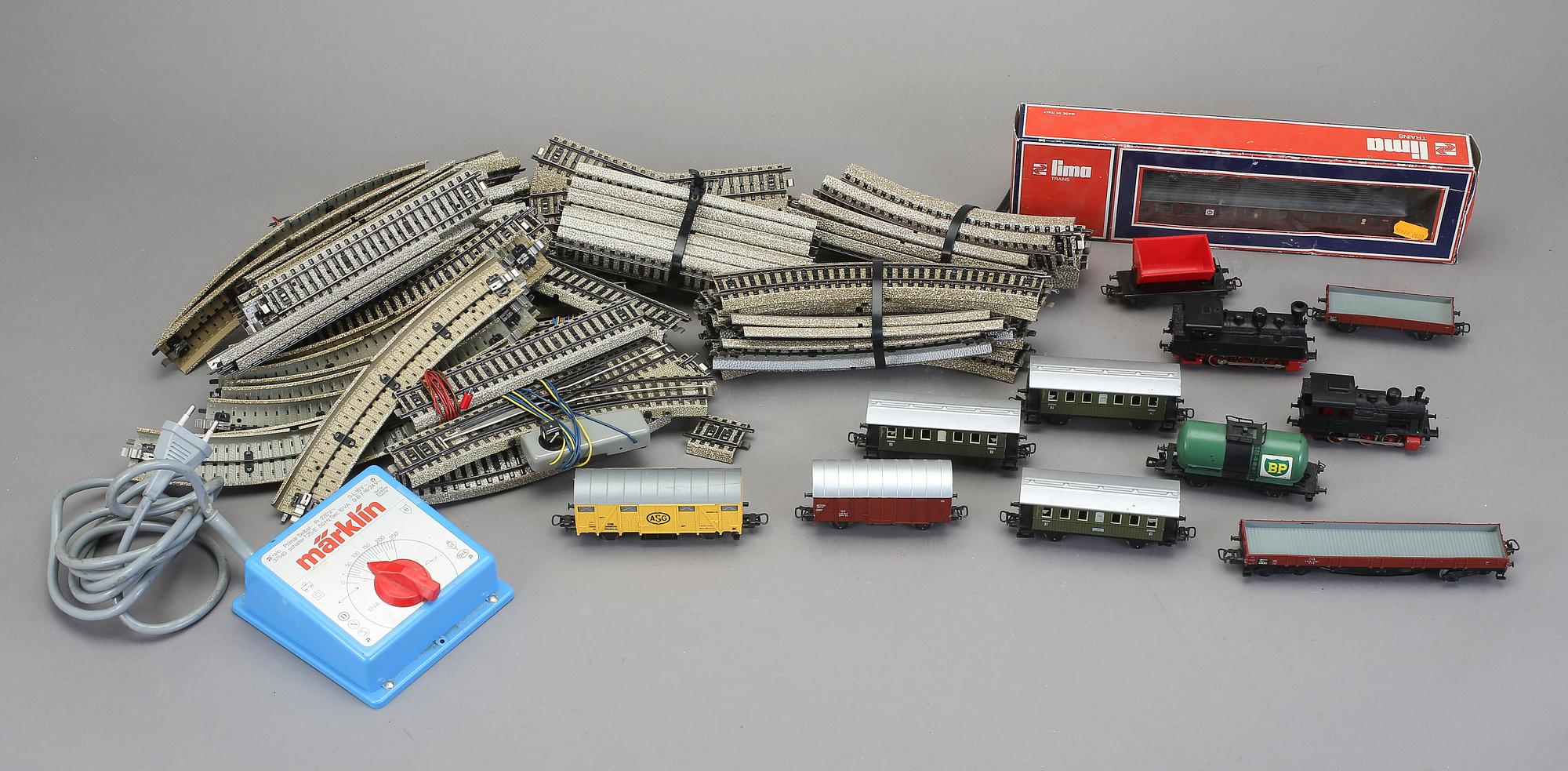 SAMLING MÄRKLIN, samt miniatyrbyggnader, 1900-talets mitt. Inklusive passagerarvagn av LIMA.