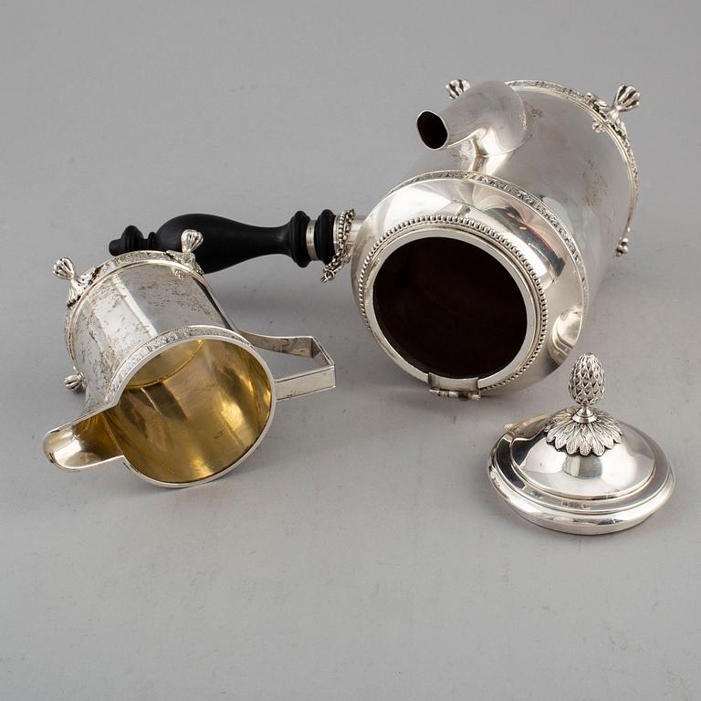 KAFFEKANNA samt GRÄDDKANNA, silver. Bl a K Andersson, Stockholm 1910.