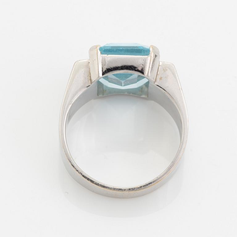Ring med smaragdslipad topas och briljantslipade diamanter.