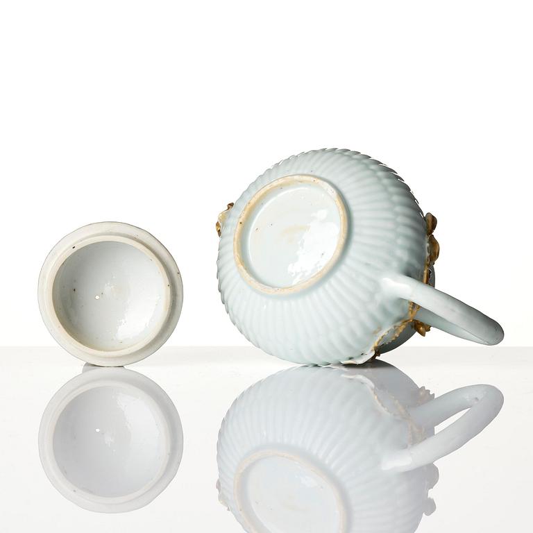 A tea pot with cover and stand, Qing dynasty, 18th century.