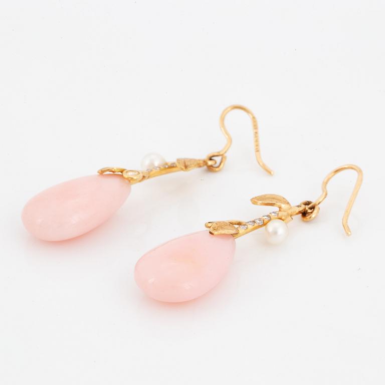ÖRHÄNGEN, med rosa droppformade opaler, pärlor och diamanter.