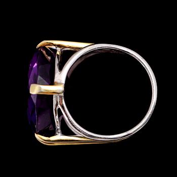 RING, delvis förgyllt sliver med ametist, ca 9.00 ct.