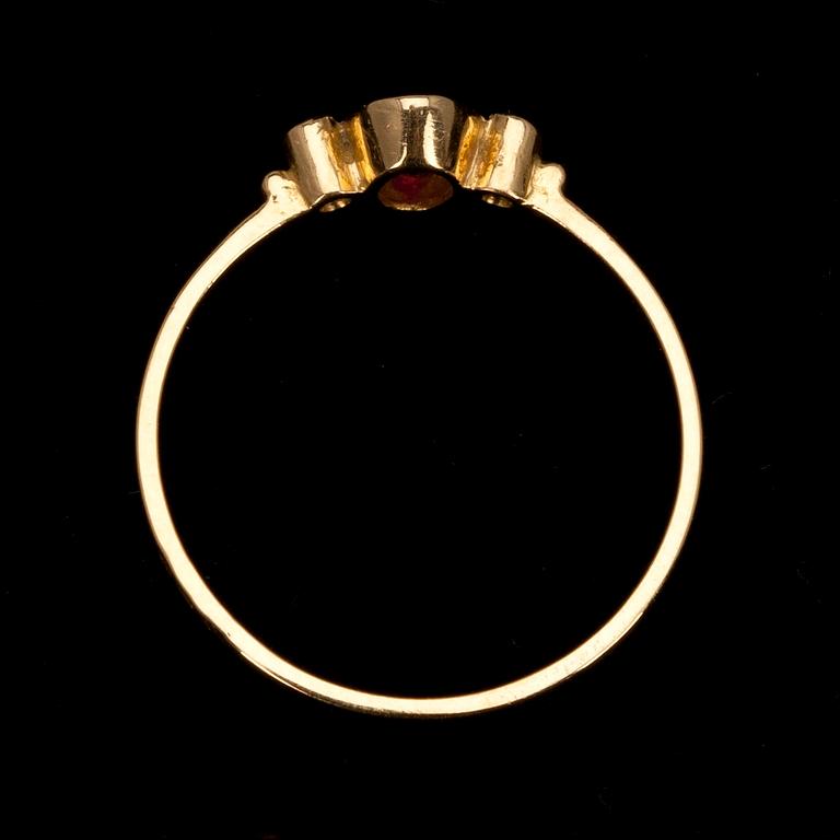 RING, guld 14K, granat, 2 st, 8/8-kantslipade diamanter. Vikt 1,2 g.