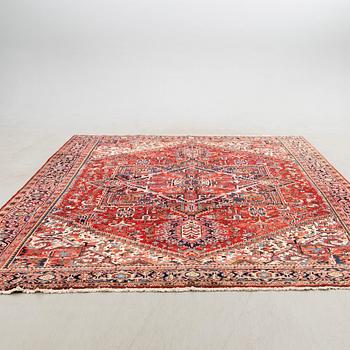 Carpet, semi-antique Heriz, northwestern Persia, approx. 390 x 305 cm.