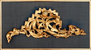 DEKORELEMENT/DÖRRÖVERSTYCKE, skuret trä, 1900-tal.