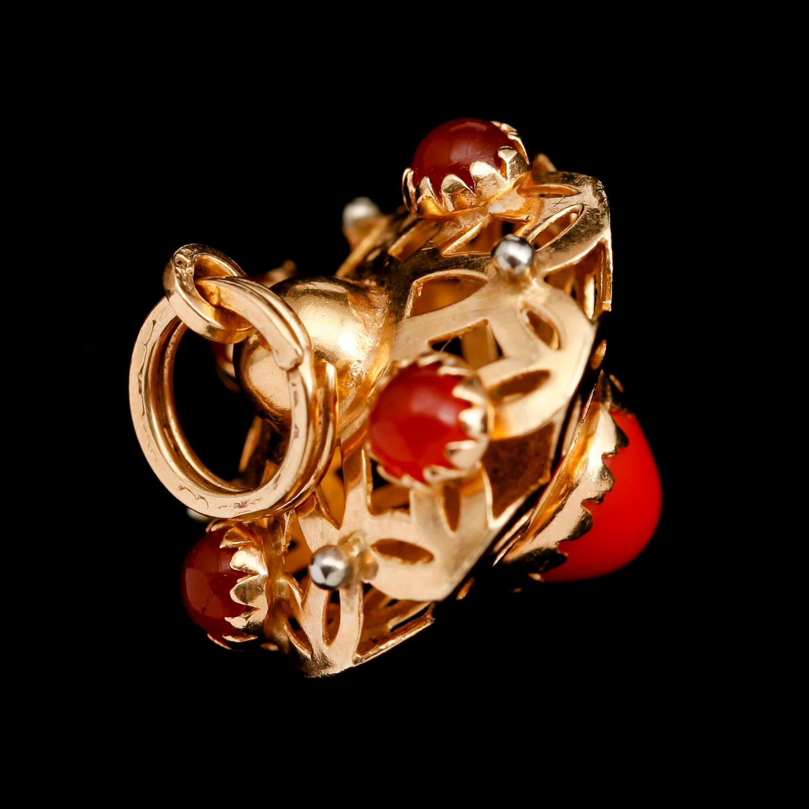 HÄNGE, guld, med korall. Vikt 5 g.