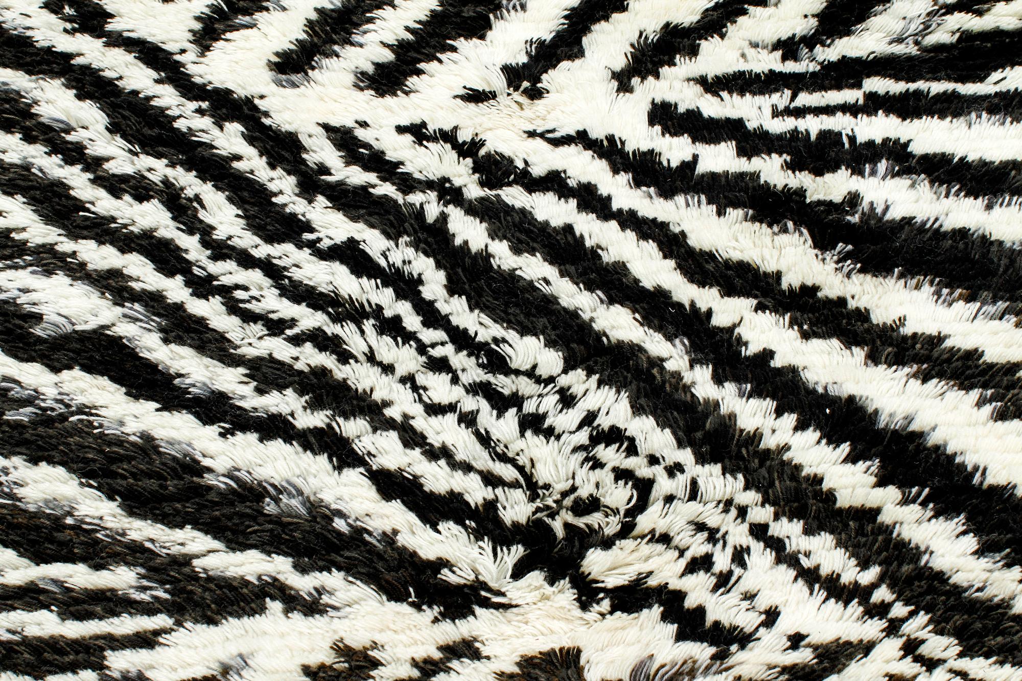 A hooked rug by Mirja Tissari, 130 x 125 cm.