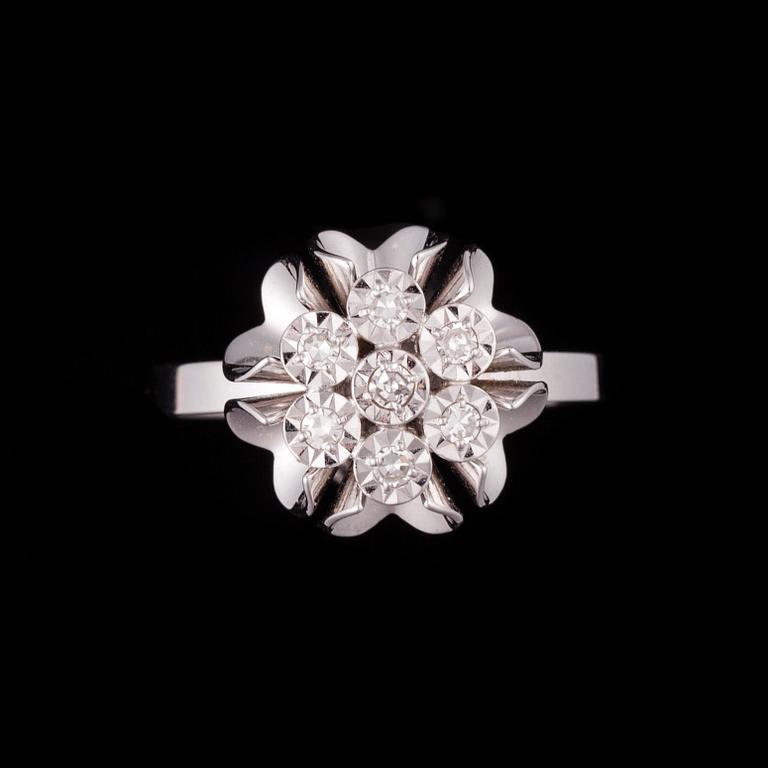 RING, 18K vitguld, 7 st 8/8-slipade diamanter tot. ca 0,05 ct. Elis Kauppi, Kupittaan Kulta 1980. Vikt 4 g.