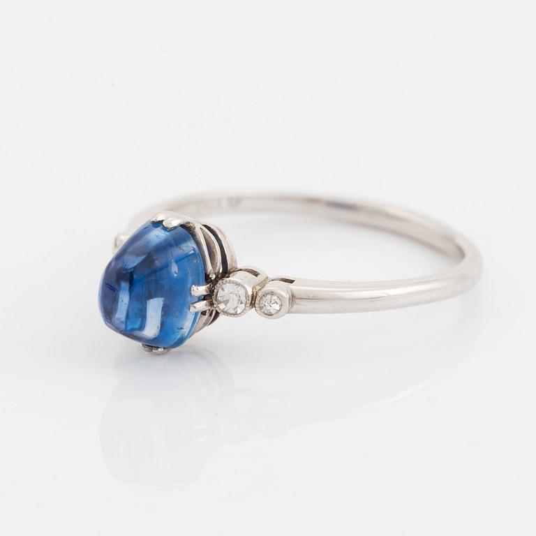 Ring platina med en cabochonslipad safir.