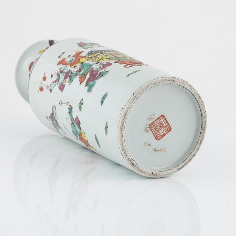 A Chinese porcelain vase, 20th century.