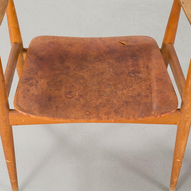 HANS J WEGNER, a pair of arm chairs for Carl Hansen & Son, model "CH35", third quarter of the 20th century.
