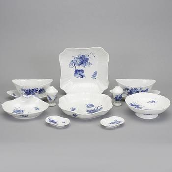 SERVISPORSLIN, porslin, 82 delar, "Blå Blomst" Royal Copenhagen, Danmark.
