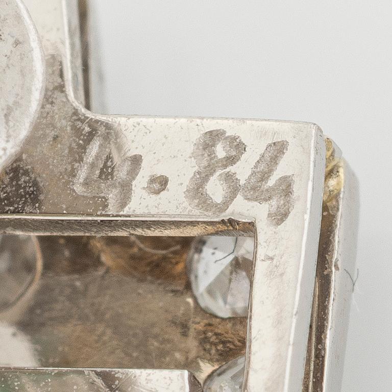 Örhängen platina med cabochonslipade smaragder och gammalslipade diamanter.