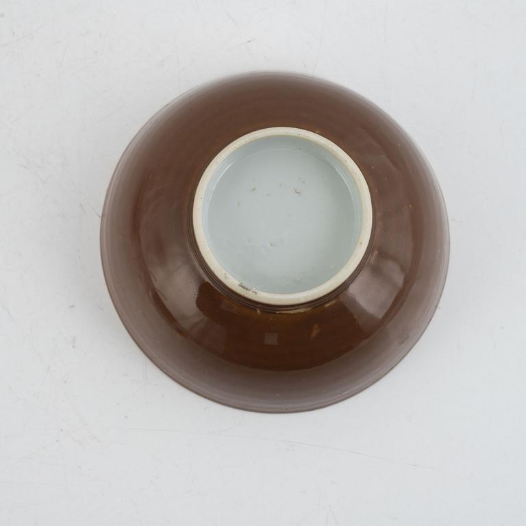 Skål samt två skålfat, exportporslin, Kina, Qingdynsatin, Qianlong (1736-95).