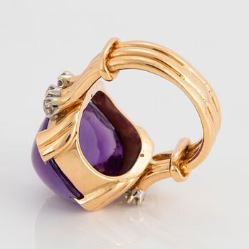 A WA Bolin ring in 18K gold set with a cabochon-cut amethyst and round brilliant-cut diamonds.