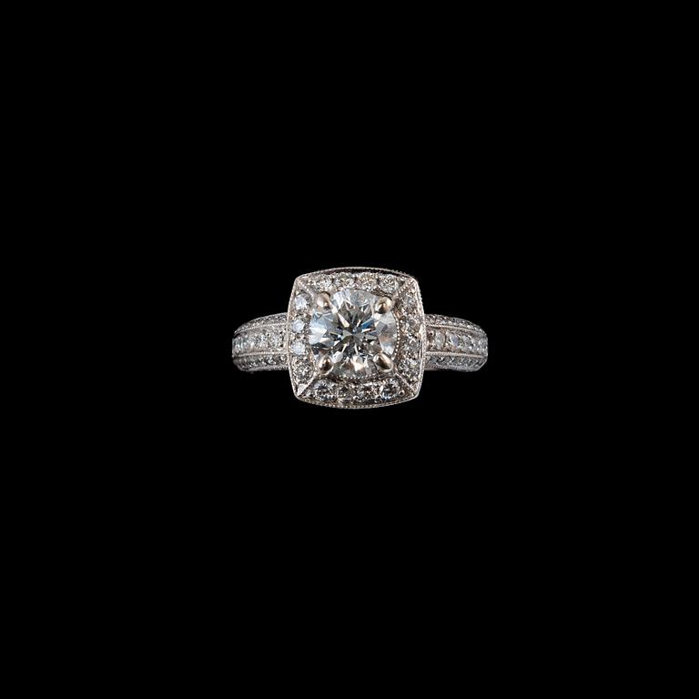 RING, 18K vitguld, briljantslipad diamant 1.30 ct G/I. Totalt ca 2.12 ct. Lasermärkt. Vikt 7 g.