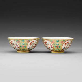 101. A pair of yellow ground bowls, late Qing dynasty (1644-1912).