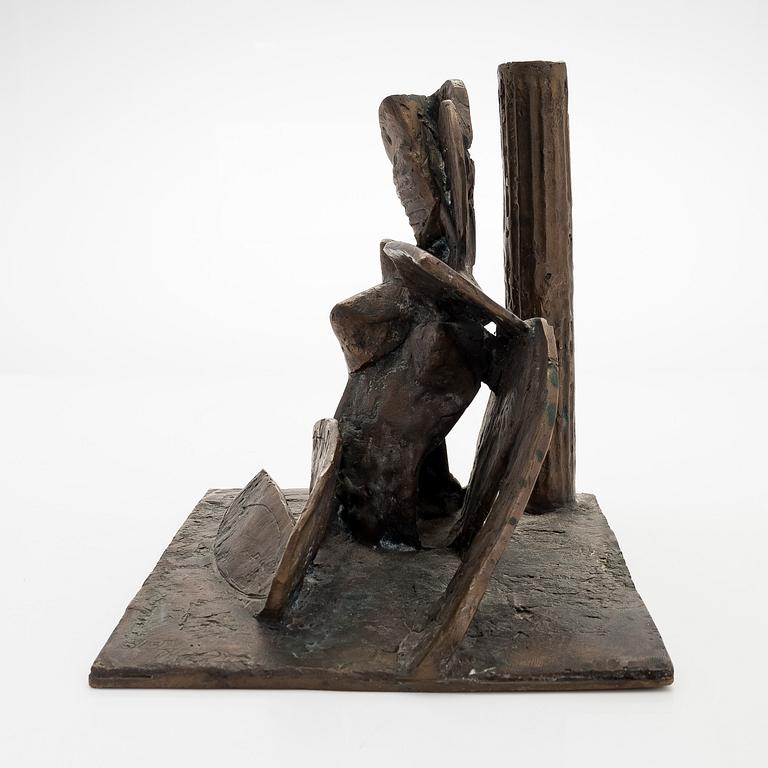 Erkki Kannosto, Sittande figur.