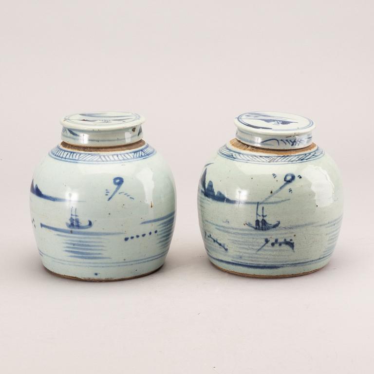 A set of two Chinese porcelain jars, Qing dynasty, 19th Century.