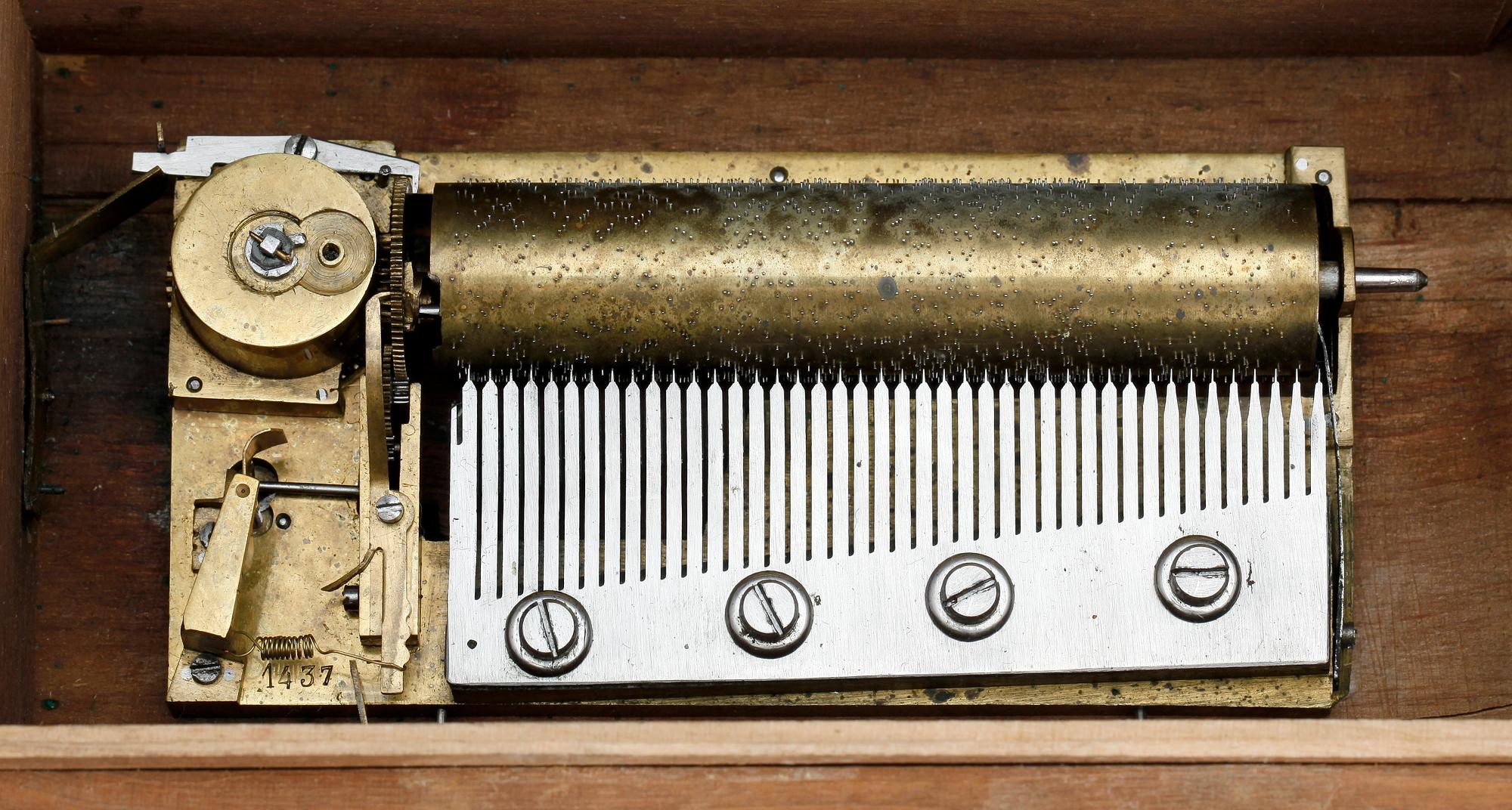 CYLINDERSPELDOSA, Schweiz, daterad 1840.