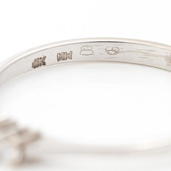 18K white gold ring with two brilliant-cut diamonds.