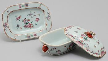 SMÖRTERRIN MED FAT, porslin, Kina, 1700-tal.