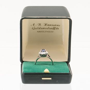 Ring Carmosé 18K vitguld med rund briljantslipad safir och diamanter, K G Markström Uppsala 1975.