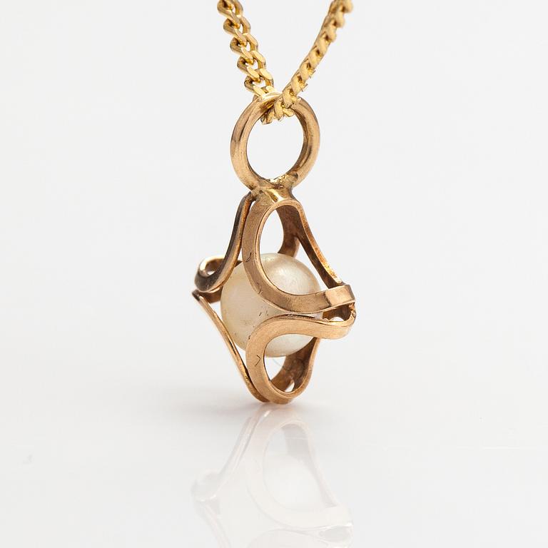 Elis Kauppi, kaulakoru, 14K kultaa ja viljelty helmi. Kupittaan kulta, Turku.