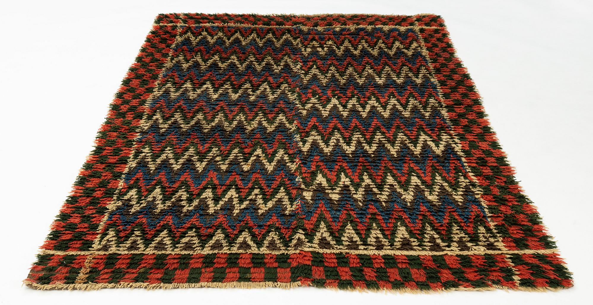 An 18th century, knotted pile, bed cover from Örke, Skuttunge socken in Uppland, ca 185 x 122 cm.