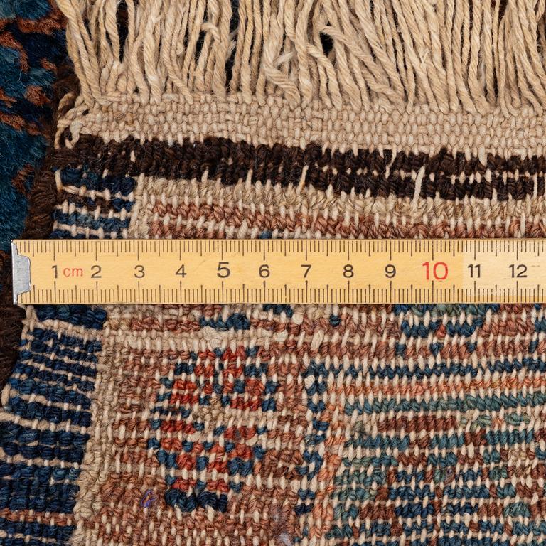 Matta, orientalisk, antik, ca 195 x 130 cm.